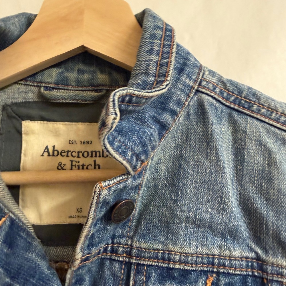 Abercrombie & Fitch Womens XS Distressed Denim Trucker Jean Jacket Wash‎ Blue - Picture 4 of 9